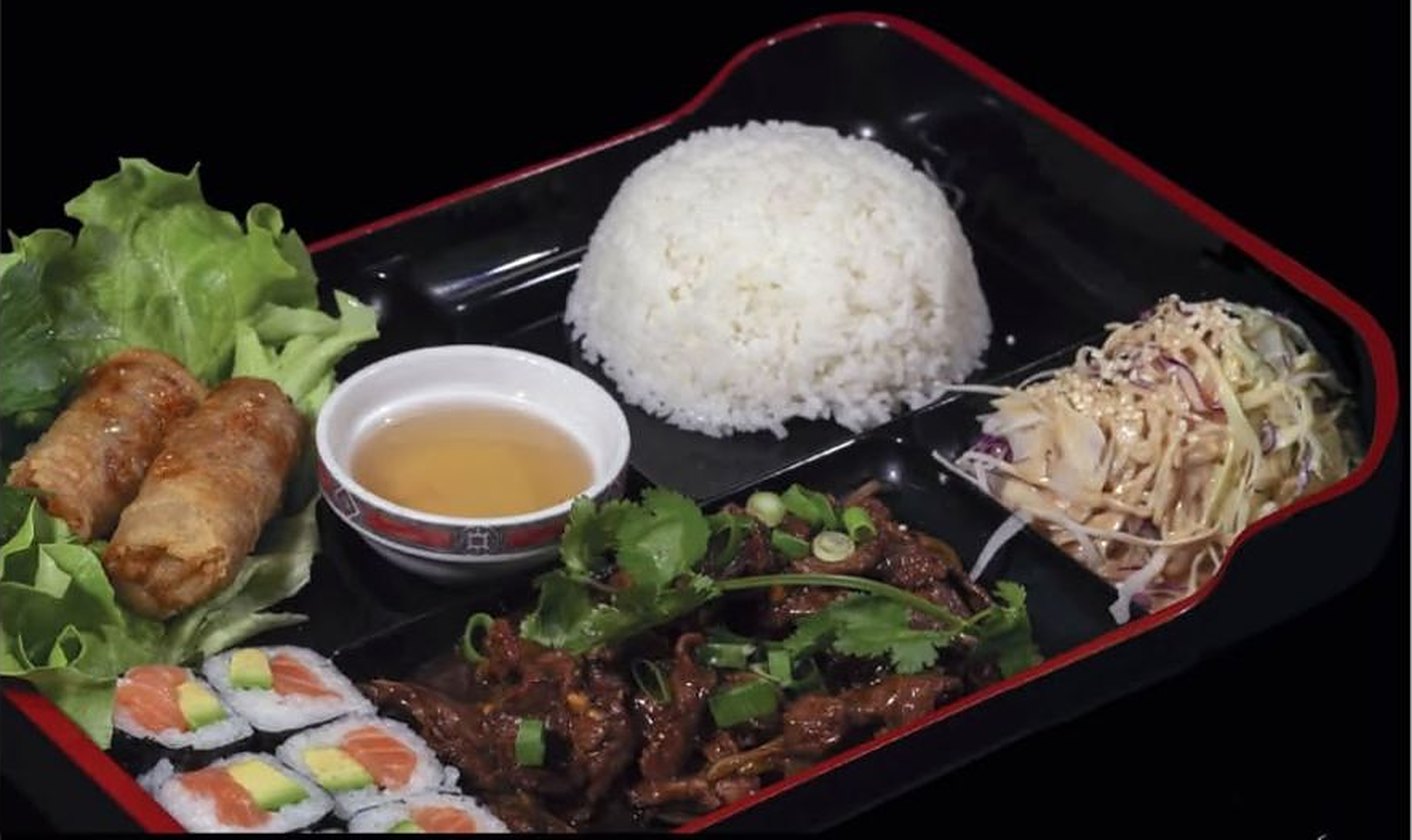 Bento : bœuf oignon, riz, makis saumon avocat et nems