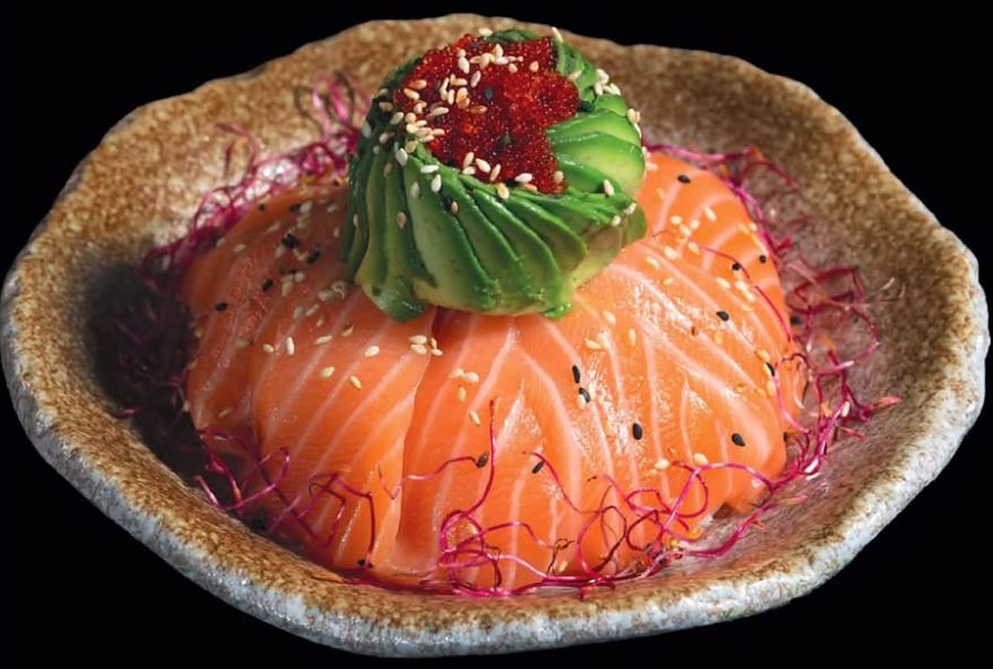 Chirashi saumon en rosace avec avocat et œufs de poisson