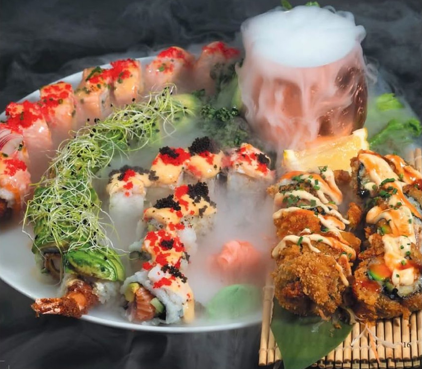 Plateau Toyakos : rolls saumon, dragon vert et crispy dans la fumée