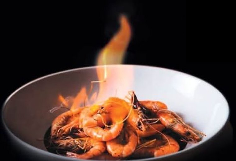 Crevettes du chef flambées au saké dans un bol