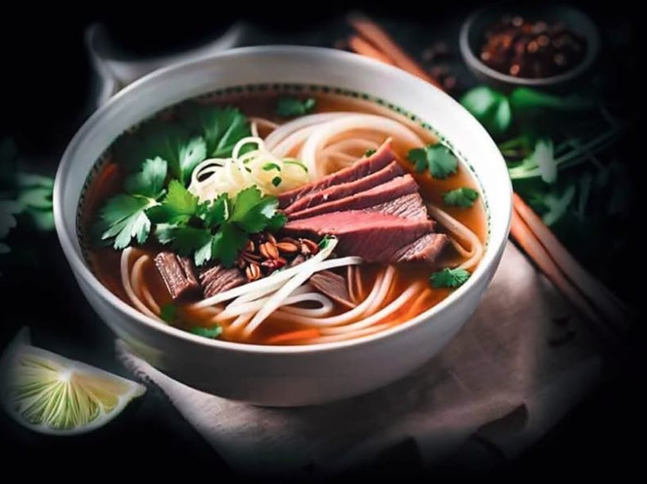 Soupe phô au bœuf, nouilles de riz et coriandre
