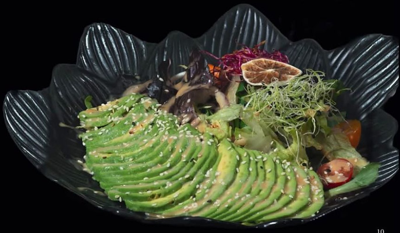 Salade avocat en éventail, sésame et jeunes pousses