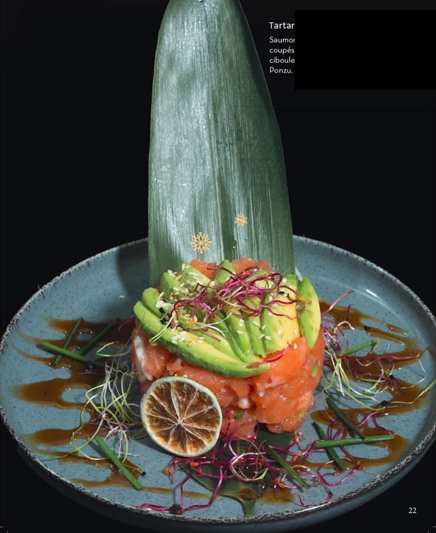 Tartare saumon avocat dressé sous une feuille de bambou